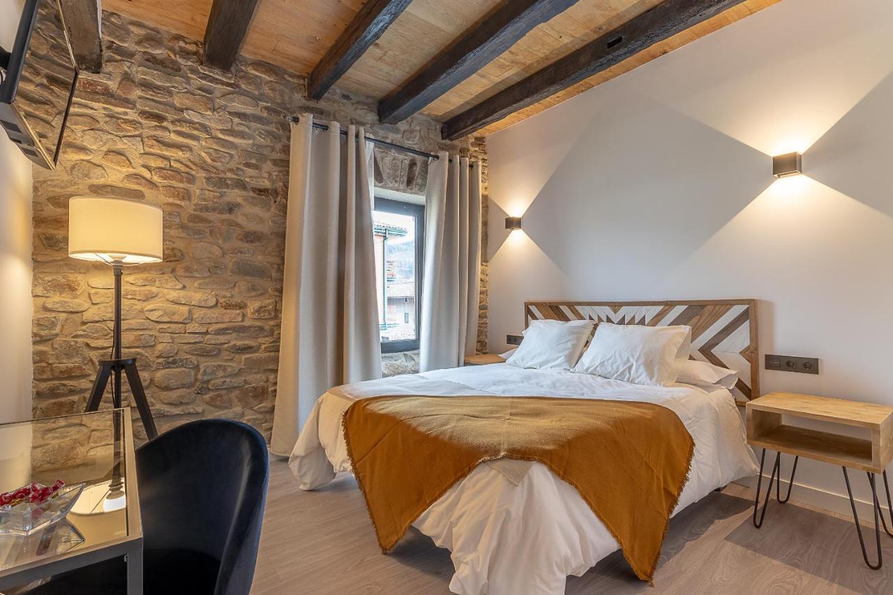 Habitación con pared de piedra